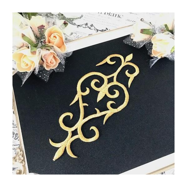 アイロン接着できるゴールドの刺繍ワッペンモチーフになります。お洋服、ドレス、舞台衣装、バレエコスチューム、小物、バトントワリング、レオタード、ドレス、ステージ衣装などにお使い頂けます。※ アイロン接着or縫い付けも可能サイズ：H21cm W...