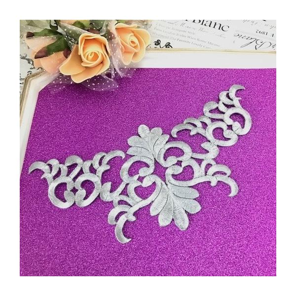 アイロン接着できるシルバーの刺繍モチーフです。新体操、社交ダンス、バトントワリング、レオタード、ベリーダンス、フィギュアスケート、バレエ衣装、ドレス、ステージ衣装、手作り制作などにお使いいただけます。手縫いとアイロンで貼り付けることもできま...