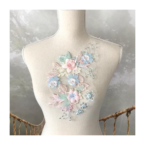 花柄のとてもエレガントなストーン付きの刺繍チュールモチーフです。社交ダンス、バトントワリング、レオタード、ベリーダンス、フィギュアスケート、バレエ、ドレス、ステージ衣装、ハンドメイド材料などに使用するとお洒落感がワンランクアップします。サイ...