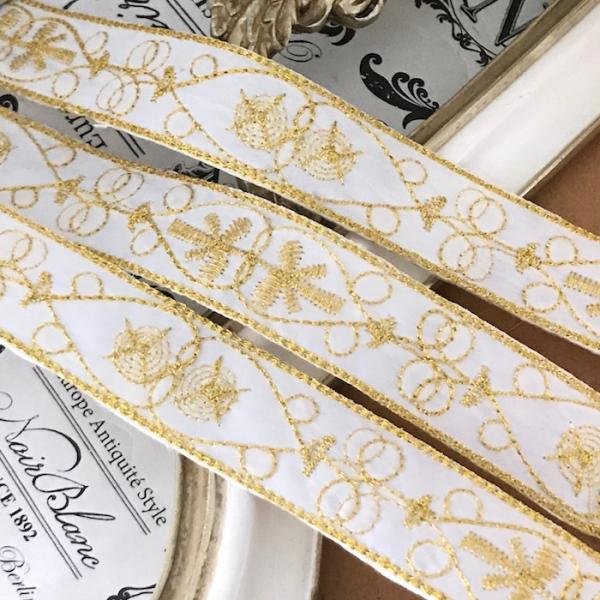 アイロン接着できるゴールドの刺繍入り白いブレードです。新体操、社交ダンス、バトントワリング、レオタード、ベリーダンス、フィギュアスケート、バレエ衣装、ドレス、服飾、ステージ衣装、舞台衣装、ハンドメイド材料などにお使いいただけます。手縫いとア...