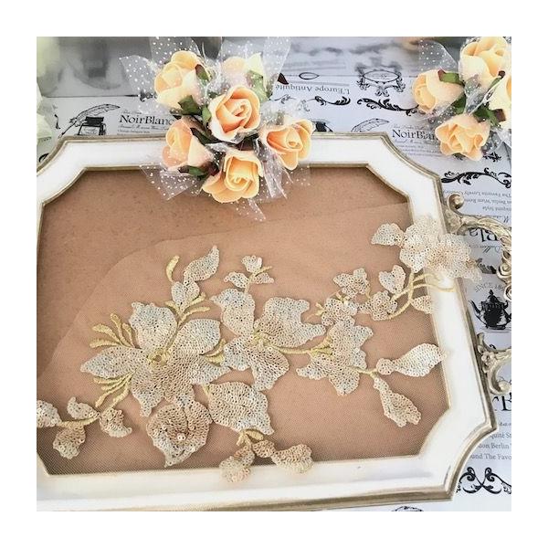 チュールに豪華なゴールドのスパンコールの花を施したモチーフになります。シンプルな衣装に縫い付けるだけでワンポイントアクセントとして個性的な仕上がりになります。新体操、社交ダンス、バトントワリング、レオタード、ベリーダンス、フィギュアスケート...