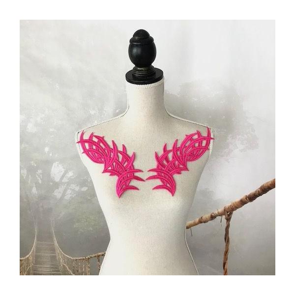 素敵な刺繍レースモチーフセットになります。新体操、社交ダンス、バトントワリング、レオタード、ベリーダンス、フィギュアスケート、バレエ、ドレスなどに縫い付けるだけでワンポイントアクセントとして個性的な仕上がりになります。サイズ：H22.5cm...