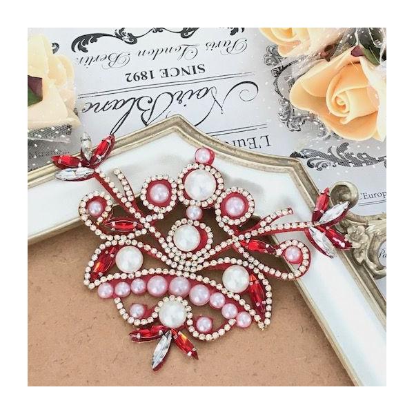 パールとストーンが美しく輝いているモチーフです。モチーフのベースは赤い生地でストーンはアクリルパーツです。衣服、ウェディングドレス、イブニングドレス、ドレス、ダンス衣裳、バトントワリング、レオタード、ベリーダンス、フィギュアスケート、バレエ...