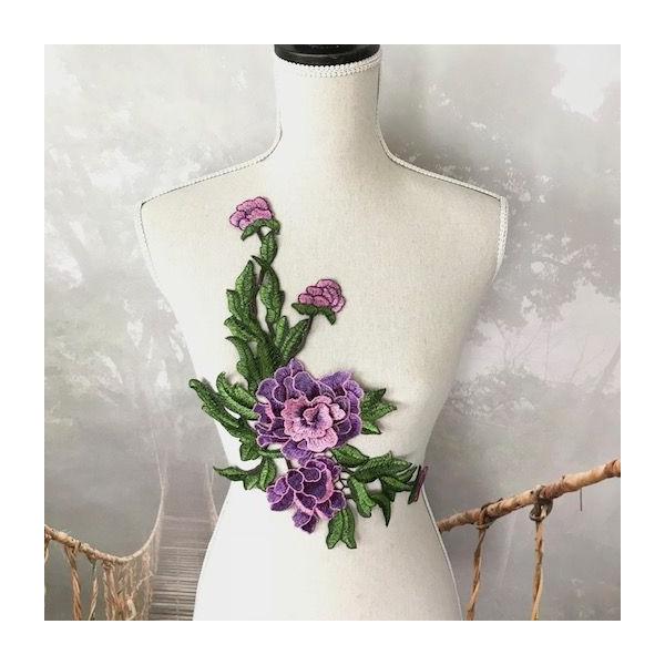 パープルカラーのバラモチーフになります。お花の部分は立体的で、色々切り取って自由デザインの装飾ができます。新体操、社交ダンス、ベリーダンス、バトントワリング、レオタード、ベリーダンス、フィギュアスケート、バレエ、ドレス、ステージ衣装、ハンド...