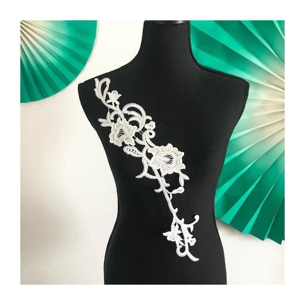 エレガントなバラの刺繍モチーフです。シンプルなドレス、社交ダンス、バトントワリング、レオタード、ベリーダンス、フィギュアスケート、バレエ、ステージ衣装、ハンドメイド材料などに使用するとお洒落感がワンランクアップします。サイズ：H47cm W...