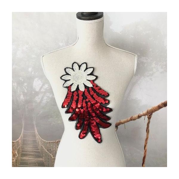 キラキラ大きめのスパンコール付きのお花のチュールモチーフです。とってもかわいらしいフラワーモチーフで上品です。新体操、社交ダンス、バトントワリング、レオタード、ベリーダンス、フィギュアスケート、バレエ、ドレス、ステージ衣装、ハンドメイド材料...