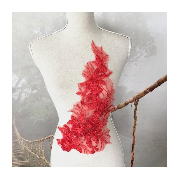 キラキラレッドの花模様のスパンコール付きのとても豪華な刺繍チュールモチーフです。社交ダンス、バトントワリング、レオタード、ベリーダンス、フィギュアスケート、バレエ、ドレス、ステージ衣装、ハンドメイド材料などに使用するとお洒落感がワンランクア...