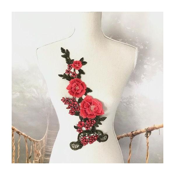 オシャレな装飾になるレッドバラの刺繍モチーフになります。社交ダンス、バトントワリング、レオタード、ベリーダンス、フィギュアスケート、バレエ、ドレス、ステージ衣装、ハンドメイド材料などに使用するとお洒落感がワンランクアップします。アイロンタイ...