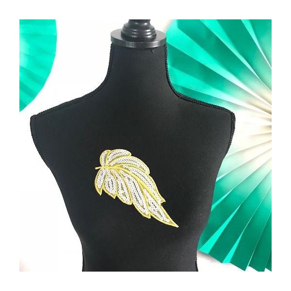 スパンコール 付きのリーフ形のワッペンです。衣装やドレス、お洋服や作品などに縫い付けるだけでワンポイントアクセントとして個性的な仕上がりになります。サイズ：H19cm  W9cmカラー：イエローアイロン接着できます。140℃〜160℃位で圧...