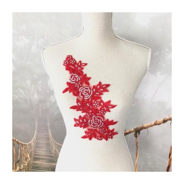 キラキラレッドのバラ模様のスパンコール付きのとても豪華な刺繍チュールモチーフです。社交ダンス、バトントワリング、レオタード、ベリーダンス、フィギュアスケート、バレエ、ドレス、ステージ衣装、ハンドメイド材料などに使用するとお洒落感がワンランク...