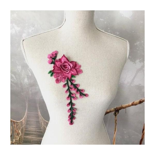 綺麗なピンクカラーのバラの刺繍モチーフになります。 バラの部分は立体的でとても可愛いです。社交ダンス、バトントワリング、レオタード、ベリーダンス、フィギュアスケート、バレエ、ドレス、ステージ衣装、ハンドメイド材料などに使用するとお洒落感がワ...