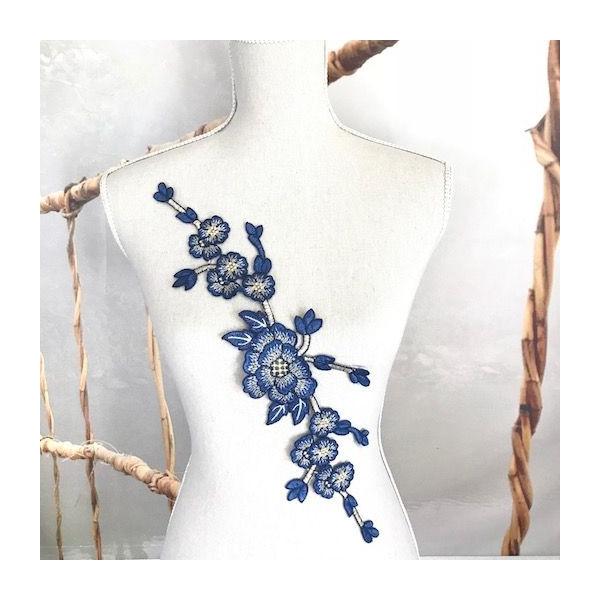 長めのブルーバラの刺繍モチーフになります。色々切り取って自由デザインの装飾ができます。新体操、社交ダンス、ベリーダンス、バトントワリング、レオタード、ベリーダンス、フィギュアスケート、バレエ、ドレス、ステージ衣装、ハンドメイド材料などにいか...