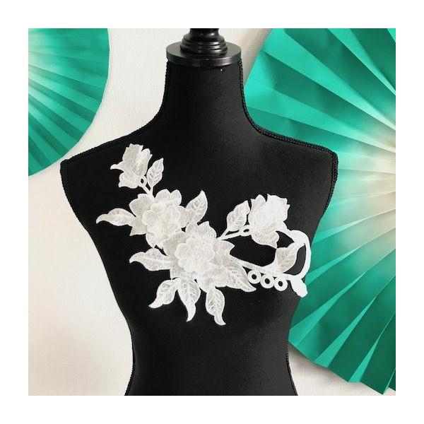 立体的なバラの刺繍モチーフです。シンプルなドレス、社交ダンス、バトントワリング、レオタード、ベリーダンス、フィギュアスケート、バレエ、ステージ衣装、ハンドメイド材料などに使用するとお洒落感がワンランクアップします。サイズ：H30cm W18...