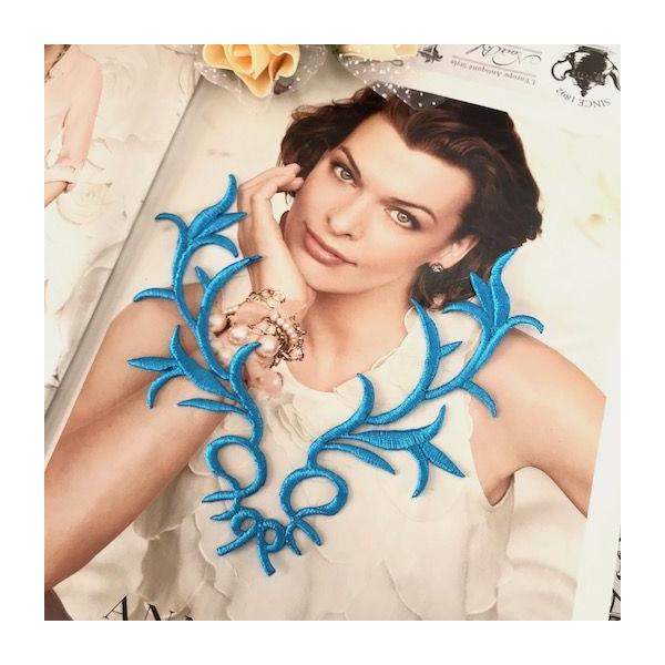 ブルーカラーの襟用刺繍アップリケになります。新体操、バレエ、レオタード、バトントワリング 、ドレス、ステージ衣装などに飾り付けるモチーフです。レオタードなどの好きな位置に、好きなデザインで貼り付けて、スパンコールとラインストーンを加えて、自...