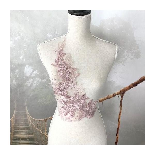 スパンコール付き花模様のチュールモチーフになります。ステージ衣装、コスチューム、新体操、社交ダンス、バトントワリング、レオタード、ベリーダンス、チアダンス、フィギュアスケート、バレエ、ドレス、ステージ衣装、ハンドメイド材料などにいかがでしょ...