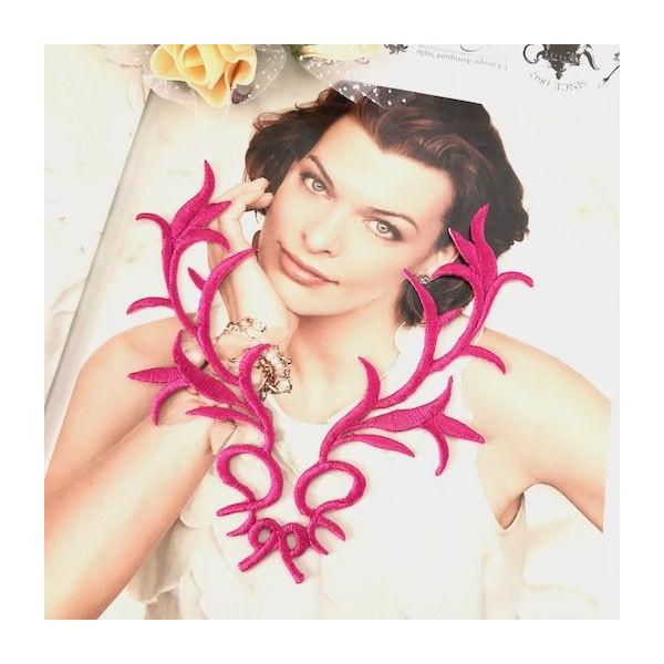 エレガントなピンクの襟用刺繍アップリケになります。新体操、バレエ、レオタード、バトントワリング 、ドレス、ステージ衣装などに飾り付けるモチーフです。レオタードなどの好きな位置に、好きなデザインで貼り付けて、スパンコールとラインストーンを加え...