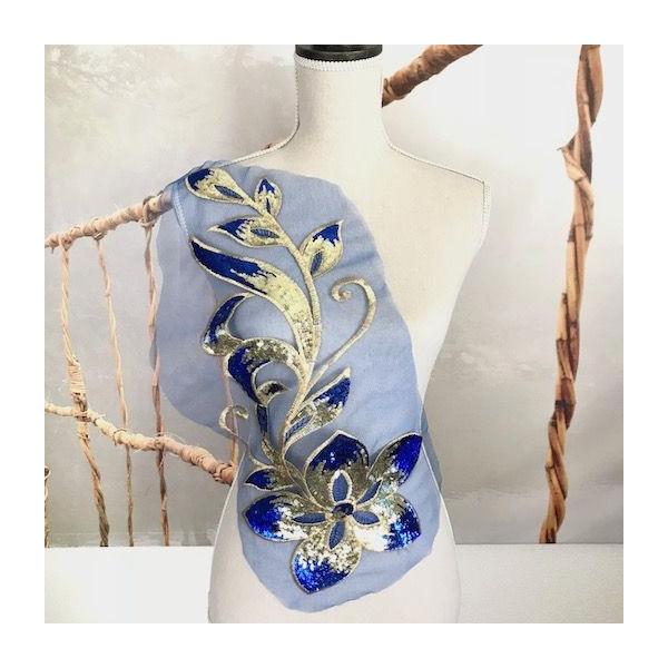 キラキラお花のブルースパンコール付きのとても豪華な刺繍チュールのモチーフです。社交ダンス、バトントワリング、レオタード、ベリーダンス、フィギュアスケート、バレエ、ドレス、ステージ衣装、ハンドメイド材料などに使用するとお洒落感がワンランクアッ...