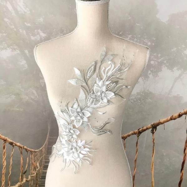 チュールにステキなお花とシルバーの刺繍を施したモチーフになります。新体操、社交ダンス、バトントワリング、レオタード、ベリーダンス、フィギュアスケート、バレエ、ドレス、ステージ衣装、服飾、手作り制作などにお使いいただけます。サイズ：H49cm...