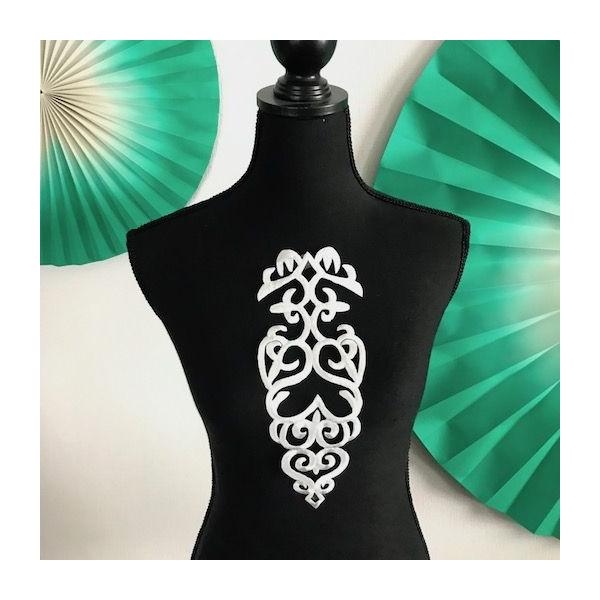 大きめのアブストタクトフラワーのアイロン接着できるブラックの刺繍ワッペンモチーフになります。お洋服と小物の製作はもちろん、バトントワリング、レオタード、ドレス、ステージ衣装などにお使い頂けます。使い方は色々です。※ アイロン接着or縫い付け...