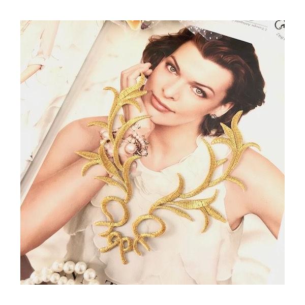 エレガントなゴールドの襟用刺繍アップリケになります。新体操、バレエ、レオタード、バトントワリング 、ドレス、ステージ衣装などに飾り付けるモチーフです。レオタードなどの好きな位置に、好きなデザインで貼り付けて、スパンコールとラインストーンを加...