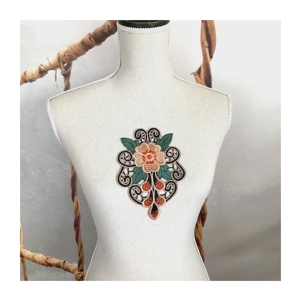 カラフルな花の刺繍モチーフになります。アイロンタイプではございません。ワンピース、ドレスのリメイク、バッグ、お子様の衣装、新体操、社交ダンス、バトントワリング、レオタード、ベリーダンス、フィギュアスケート、バレエ、ドレス、ステージ衣装、手作...