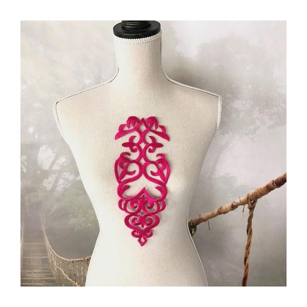 大きめのアブストタクトフラワーのアイロン接着できるブラックの刺繍ワッペンモチーフになります。お洋服と小物の製作はもちろん、バトントワリング、レオタード、ドレス、ステージ衣装などにお使い頂けます。使い方は色々です。※ アイロン接着or縫い付け...