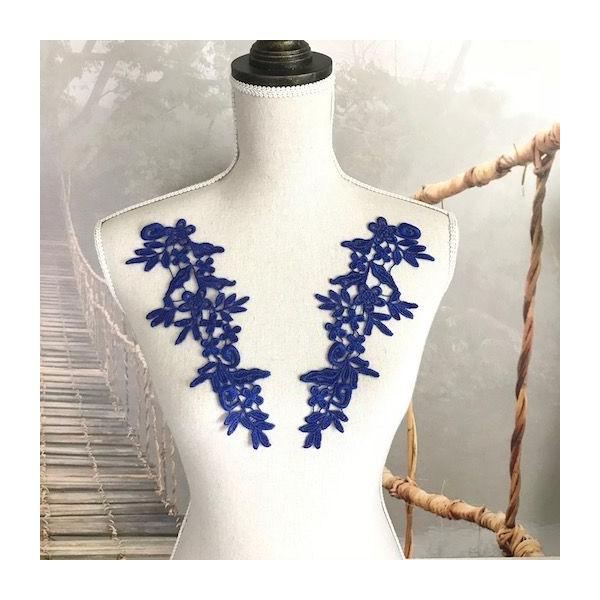 繊細なデザインの刺繍モチーフレースになります。衣装やドレス、お洋服や作品などに縫い付けるだけでワンポイントアクセントとして個性的な仕上がりになります。サイズ：H24.5cm W9cmカラー：ブルー左右セット