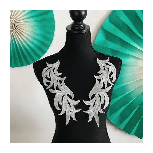 素敵な刺繍レースモチーフセットになります。新体操、社交ダンス、バトントワリング、レオタード、ベリーダンス、フィギュアスケート、バレエ、ドレスなどに縫い付けるだけでワンポイントアクセントとして個性的な仕上がりになります。サイズ：H28cm W...