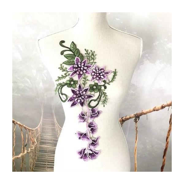 オシャレな装飾になる紫色の3D花の刺繍モチーフになります。お花の部分は少し3Dになっています。社交ダンス、バトントワリング、レオタード、ベリーダンス、フィギュアスケート、バレエ、ドレス、ステージ衣装、ハンドメイド材料などに使用するとお洒落感...