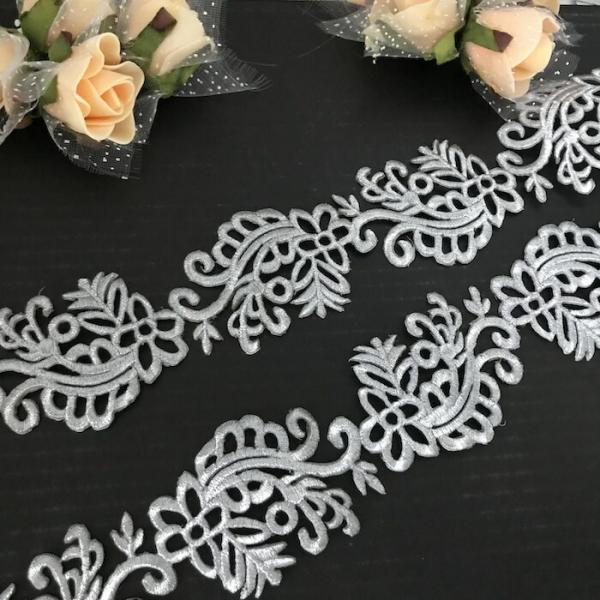 花模様のエレガントなシルバーの刺繍ワッペンモチーフブレードです。切り離してモチーフとしても使用ができます。新体操、バレエ、レオタード、バトントワリング 、ドレス、ステージ衣装などに飾り付けるモチーフです。レオタードなどの好きな位置に、好きな...
