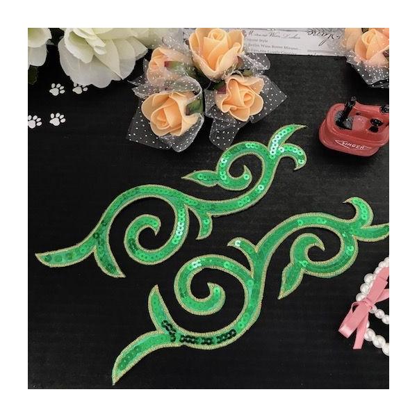 渦巻き風・グリーンカラーのスパンコールのワッペンモチーフセットです。好きな形にカットしてラインストーンでかざると自由なデザインできます。シンプルなドレス、レオタード、アイススケート、チアダンス等の衣装、バトントワリング、フィギュアスケート、...