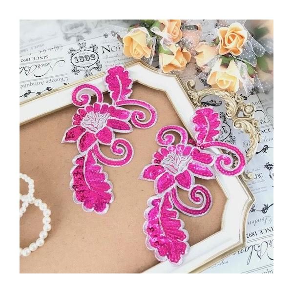 スパンコール付きのお花ワッペンモチーフです。好きな形にカットしてラインストーンでかざると自由デザインできます。シンプルなドレス、レオタード・アイススケート、チアダンス等の衣装、バトントワリング、フィギュアスケート、バレエ、ステージ衣装、ハン...