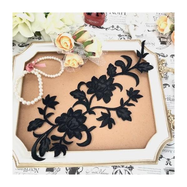 エレガントな花の刺繍ワッペンモチーフです。新体操、バレエなどのレオタード、バトントワリング 、ドレス、手作り作品、ステージ衣装に飾り付ける花柄のモチーフです。レオタードなどの好きな位置に、好きなデザインで貼り付けて、スパンコールとラインスト...