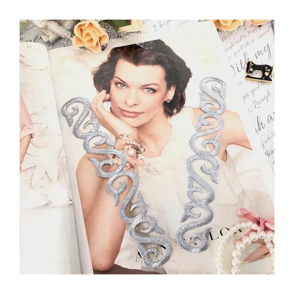 エレガントなシルバーの刺繍ワッペンモチーフセットです。新体操、バレエ、レオタード、バトントワリング 、ドレス、ステージ衣装などに飾り付けるモチーフです。レオタードなどの好きな位置に、好きなデザインで貼り付けて、スパンコールとラインストーンを...