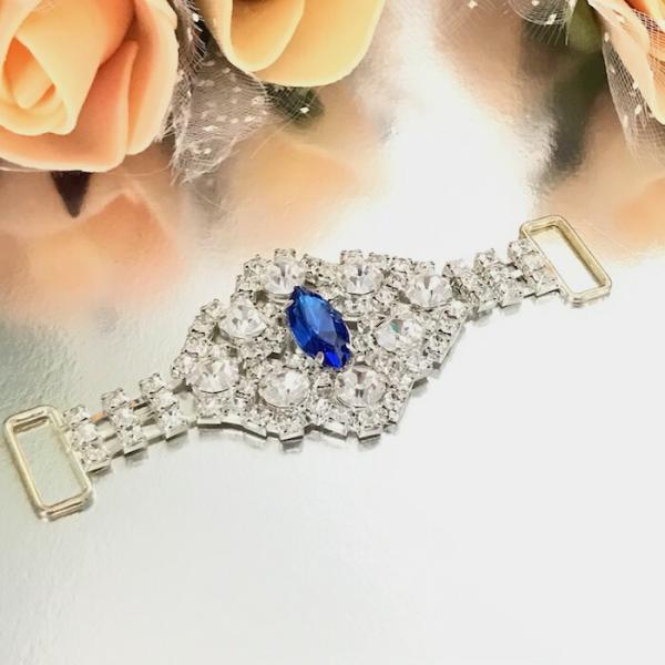 エレガントなクリアとブルーストーンモチーフになります。アイディア次第でいろいろなアレンジでご使用いただけます。ワンピース、新体操、社交ダンス、バトントワリング、レオタード、ベリーダンス、フィギュアスケート、バレエ衣装、ドレス、服飾、ステージ...