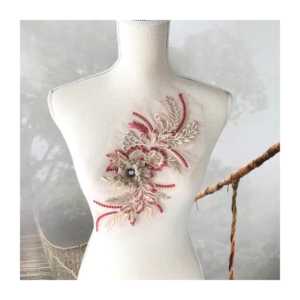 ストーン付きのバラのモチーフになります。お花の部分は立体的でとても可愛いです。社交ダンス、バトントワリング、レオタード、ベリーダンス、フィギュアスケート、バレエ、ドレス、ステージ衣装、ハンドメイド材料などに使用するとお洒落感がワンランクアッ...