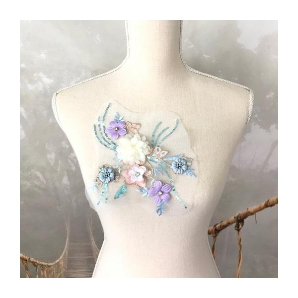 チュールにステキなパープルのお花とビーズを施したモチーフになります。お花の部分は立体的です。新体操、社交ダンス、バトントワリング、レオタード、ベリーダンス、フィギュアスケート、バレエ、ドレス、ステージ衣装、ハンドメイド材料などにお使いいただ...