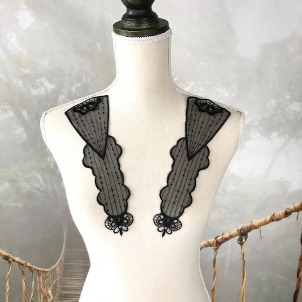 ブラックチュールにお花の刺繍を施したペアモチーフになります。ワンピース、新体操、社交ダンス、バトントワリング、レオタード、ベリーダンス、フィギュアスケート、バレエ衣装、ドレス、服飾、ステージ衣装、舞台衣装、ハンドメイド材料などにお使いいただ...