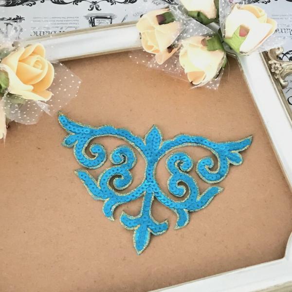 スパンコール付きアイロン接着できるモチーフです。シンプルなドレス、レオタード、アイススケート、チアダンス等の衣装、バトントワリング、フィギュアスケート、バレエ衣装、ステージ衣装、ハンドメイド制作などにお使いいただけます。サイズ：H11cm ...