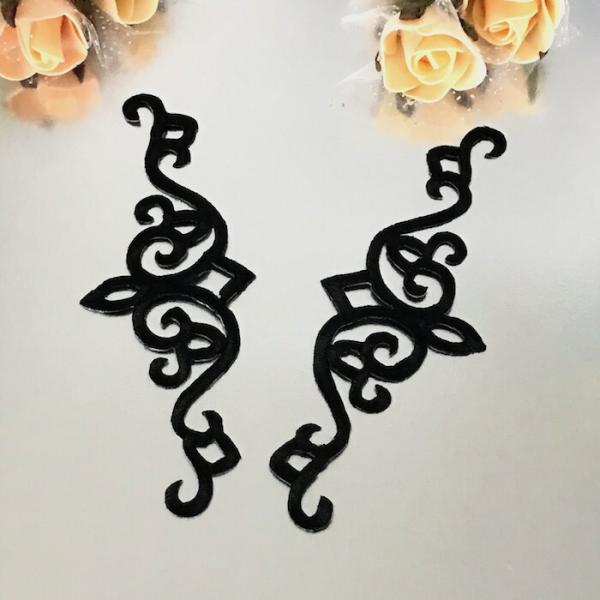 アイロン接着できるブラックの刺繍モチーフセットです。お洋服、ドレス、舞台衣装、バレエコスチューム、小物、バトントワリング、レオタード、ドレス、ステージ衣装などにお使い頂けます。※アイロン接着or縫い付けも可能サイズ：H17cm W7cmカラ...