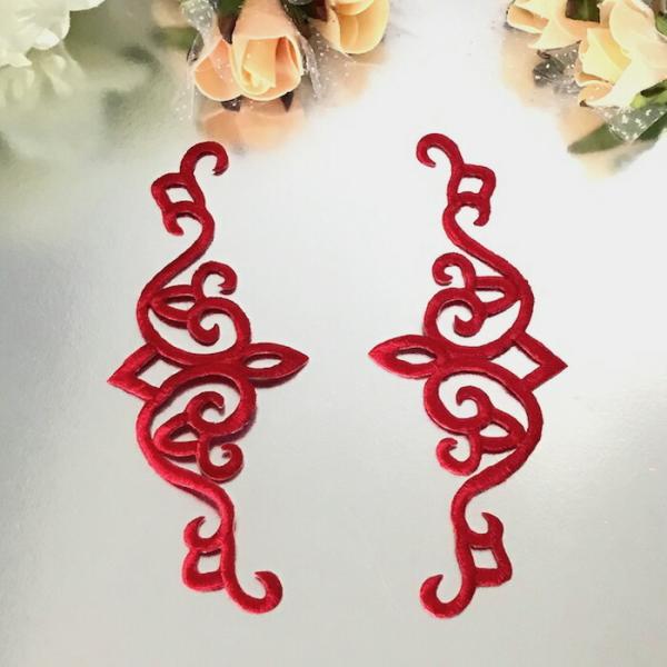 アイロン接着できるレッドの刺繍モチーフセットです。お洋服、ドレス、舞台衣装、バレエコスチューム、小物、バトントワリング、レオタード、ドレス、ステージ衣装などにお使い頂けます。※アイロン接着or縫い付けも可能サイズ：H17cm W7cmカラー...