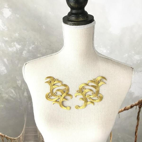 アイロン接着できるゴールドの刺繍ワッペンモチーフです。新体操、社交ダンス、バトントワリング、レオタード、ベリーダンス、フィギュアスケート、バレエ衣装、ドレス、ステージ衣装、ハンドメイド材料などにお使いいただけます。※アイロン接着or縫い付け...