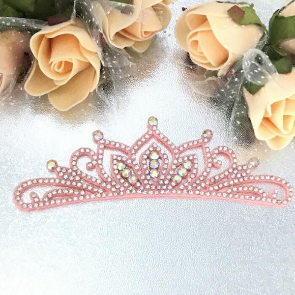 フェルトのラインストーン付きティアラモチーフです。アイディア次第でいろいろなアレンジでご使用いただけます。丸めて縁を合わせるとと立体的になりますのでアメピンやUピンを使っておだんごヘアに巻きつけてることもできます。コスプレ 、新体操、社交ダ...