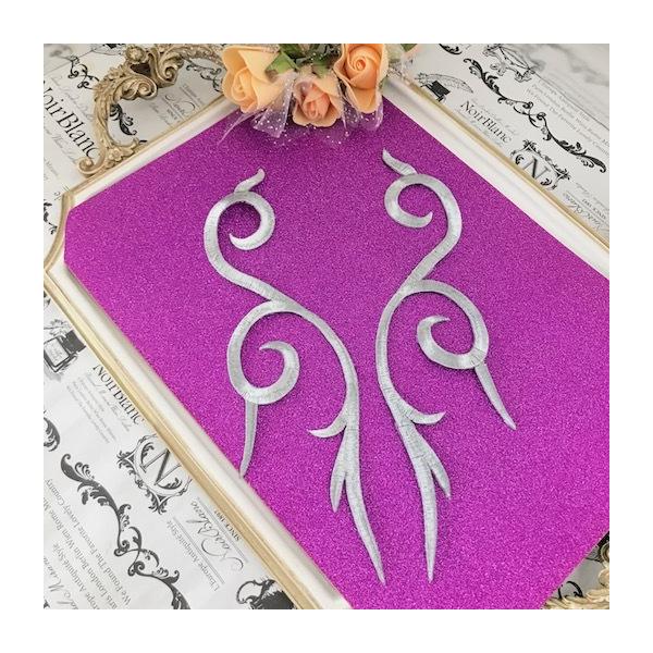 エレガントなシルバーの刺繍ワッペンモチーフセットです。新体操、社交ダンス、バトントワリング、レオタード、ベリーダンス、フィギュアスケート、バレエ、ドレス、ステージ衣装、ハンドメイド材料などにお使いいただけます。手縫いとアイロンで貼り付けるこ...