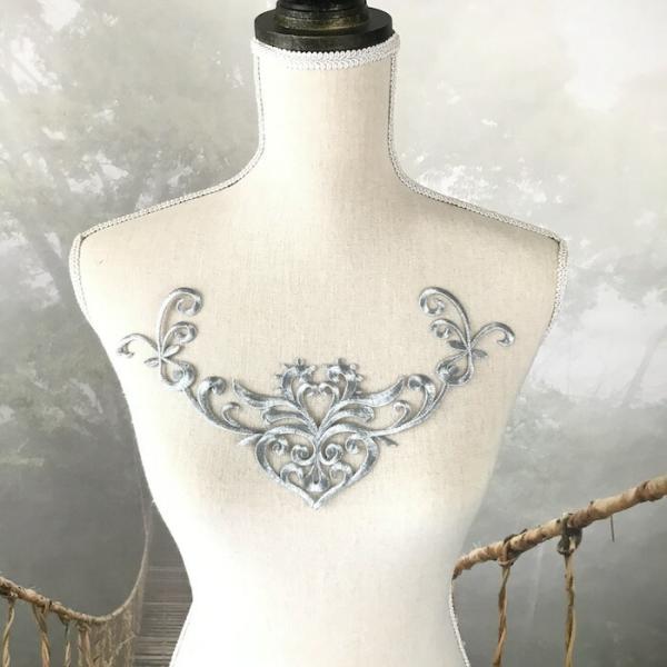 アイロン接着できるシルバーの刺繍ワッペンモチーフです。コスチューム、新体操、社交ダンス、バトントワリング、レオタード、ベリーダンス、フィギュアスケート、バレエ衣装、ドレス、服飾、ステージ衣装、舞台衣装、ワンピース、ハンドメイド材料などにお使...