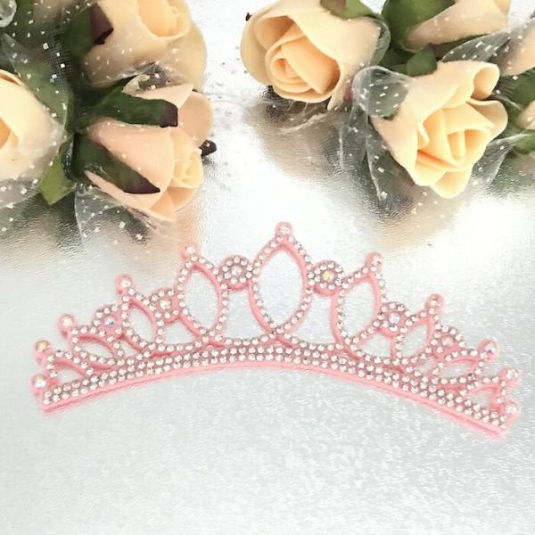 フェルトのラインストーン付きティアラモチーフです。アイディア次第でいろいろなアレンジでご使用いただけます。丸めて縁を合わせるとと立体的になりますのでアメピンやUピンを使っておだんごヘアに巻きつけてることもできます。コスプレ 、新体操、社交ダ...