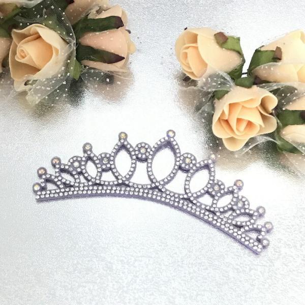 フェルトのラインストーン付きティアラモチーフです。アイディア次第でいろいろなアレンジでご使用いただけます。丸めて縁を合わせるとと立体的になりますのでアメピンやUピンを使っておだんごヘアに巻きつけてることもできます。コスプレ 、新体操、社交ダ...