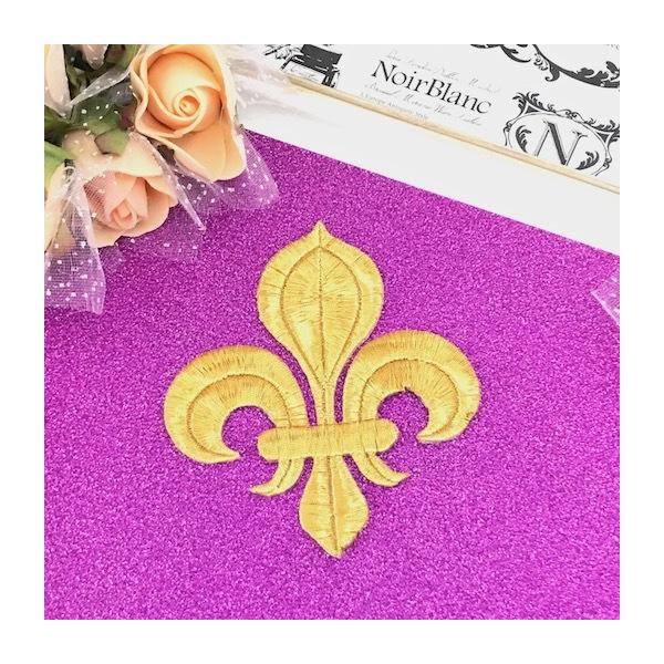 アイロン接着できるゴールドの刺繍モチーフです。新体操、バレエ、レオタード、バトントワリング 、ドレス、ステージ衣装などに飾り付けるモチーフです。手縫いとアイロンで貼り付けることもできます。サイズ：H10cm W8cmカラー：ゴールド※1枚ア...
