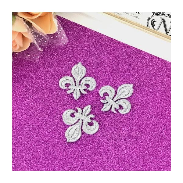 アイロン接着できるスモールサイズのシルバーの刺繍モチーフです。新体操、バレエ衣装、レオタード、バトントワリング 、ドレス、ステージ衣装、小物などに飾り付けるモチーフです。手縫いとアイロンで貼り付けることもできます。サイズ：H3.5cm W3...
