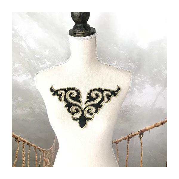 アイロン接着できる衣装用モチーフです。シンプルなドレス、レオタード、アイススケート、チアダンス等の衣装、バトントワリング、フィギュアスケート、バレエ衣装、ステージ衣装、ハンドメイド制作などにお使いいただけます。サイズ：H18cm W24cm...